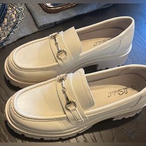 La Sheelah Cream Loafers!!